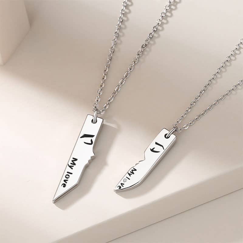 (image for) Matching Kissing Necklaces for Boyfriend and Girlfriend